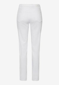 Pantalones de mezclilla blanca con un diseño de pierna recta, que cuentan con bolsillos traseros y una etiqueta de marca en la cintura. Textura suave, estilo minimalista.