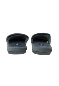 Pantofole grigie con tessuto morbido, punta rotonda, profilo basso e fodera interna a contrasto; suola in gomma con dettagli sottili antiscivolo.