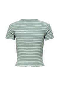 Haut à manches courtes rayé vert avec un col rond. Le tissu a une texture douce, avec des rayures blanches horizontales et un ourlet festonné.