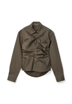 Camicia verde oliva con maniche lunghe e bottoni, con dettagli arricciati sulla parte anteriore e orlo arrotondato.