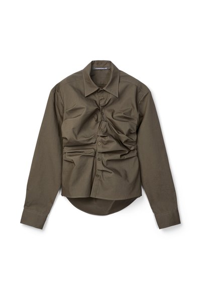 Camisa de manga larga color verde oliva con botones al frente, detalle fruncido en la parte delantera y dobladillo curvado.
