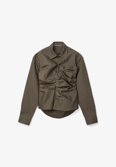 Camisa de manga larga color verde oliva con botones al frente, detalle fruncido en la parte delantera y dobladillo curvado.