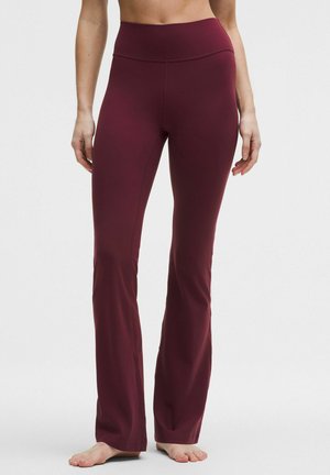 Weinrote Yoga-Hose mit weitem Bein und hohem Bund, aus dehnbarem Stoff gefertigt. Glatte Textur ohne sichtbare Muster oder Hardware-Details.
