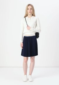 Thumbnail Image 2