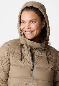 Beżowa kurtka puchowa z zamkiem z przodu, kapturem i regulowanymi sznurkami. Posiada pikowaną teksturę oraz logo na piersi.