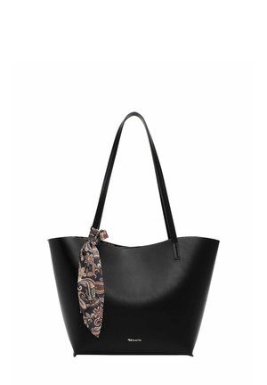 Sac cabas en cuir noir avec de longues anses et un foulard fleuri décoratif noué sur une anse sur fond blanc.