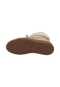Botín de invierno beige con forro de peluche y diseño de cordones. La suela de goma tiene un patr�ón de agarre texturizado para mayor tracción. Nombre de la marca visible.