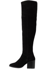 Botas de gamuza negra hasta la rodilla con un tacón alto y grueso, que presentan una textura suave y un diseño de punta afilada.