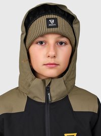 Chaqueta con capucha en verde y negro, con cremallera y bolsillos laterales; acompañada de un gorro de canalé beige que presenta un parche de logo negro.