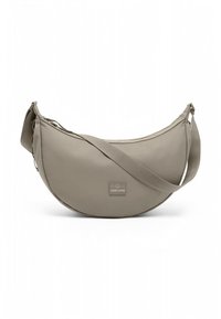 Bolso hobo en material gris claro, diseño curvado con cierre de cremallera y correa ajustable, con un parche de logo en el frente.