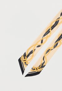 Μπεζ μεταξωτό φουλάρι με αιχμηρές άκρες, διακοσμημένο με εκτύπωση χρυσής αλυσίδας και ζώνης σε μαύρες και χρυσές αποχρώσεις σε λευκό φόντο.