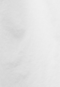 Tejido blanco con una textura suave, que muestra arrugas mínimas y un brillo sutil. Ligero, con un diseño sencillo y sin patrones visibles.