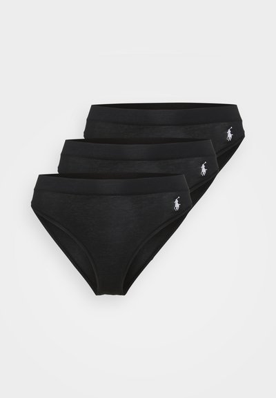 Melna kokvilnas bikini apakšveļas komplekts, kas sastāv no trim pāriem. Iezīmējas ar gludu tekstūru un elastīgu jostasvietu. Mazs balts logo katra gabala kreisajā pusē.