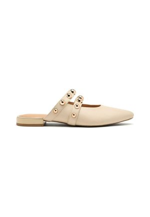 Mules de cuero beige con punta afilada, que presentan dos correas adornadas con acentos metálicos circulares y un tacón bajo en bloque. Acabado texturizado.