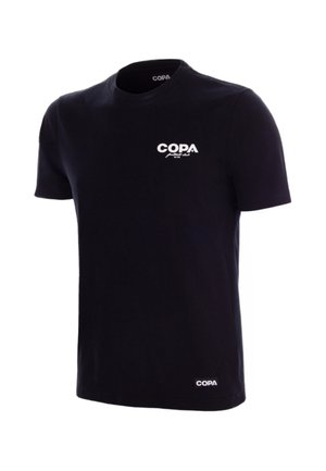 Zwart T-shirt met korte mouwen met wit "COPA football club"-logo op de borst en een klein "COPA"-label vlak bij de onderzoom.