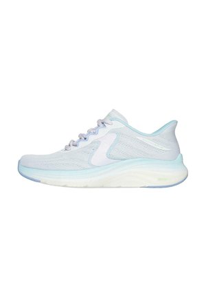 Zapatillas deportivas de color azul claro hechas de tela de malla. Presentan un swoosh blanco, un diseño texturizado, cierre de cordones y una suela acolchada.