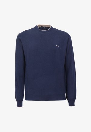 Suéter de punto azul marino con cuello redondo, puños y bajo acanalados, y un pequeño logo claro en el pecho. Textura suave.