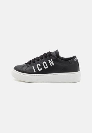 Sneakers in pelle nera con dettagli bianchi, caratterizzati dalla parola "ICON" sul lato, punta tonda e suola in gomma bianca. I lacci neri completano il design.