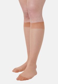 Beige knielange Strümpfe aus transparentem Nylonmaterial, mit glatter Textur und einem weichen, elastischen Bündchen oben für einen sicheren Sitz.