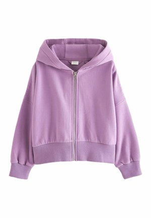 Fioletowa bluza na zamek z prążkowanymi mankietami i dołem, z dużym kapturem i luźnym krojem na białym tle.