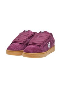Lilla ruskindsneakers med struktureret overflade, hvide logo-detaljer og tykke beige gummisåler. Har et sikkert snørebåndssystem.