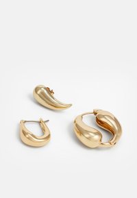 Guldtonede metaløreringe med et buet design og en blank finish. Ét par er i større hoop-stil, mens det andet er en mindre stud.