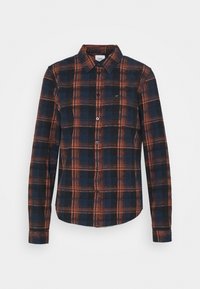 Camicia in flanella a maniche lunghe con bottoni, in quadrato blu navy e arancione, con colletto e un'etichetta logata sul petto. Tessuto morbido, vestibilità standard.