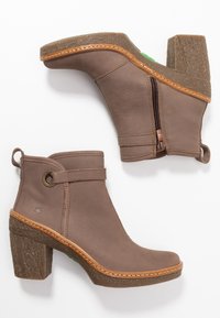El Naturalista Botines de tacón - taupe