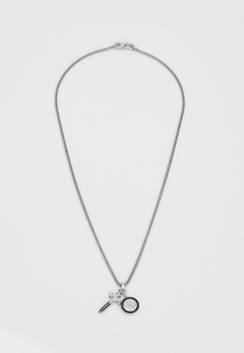 Ezüst lánc nyaklánc három kis medállal: kereszt, hosszú forma fekete kövekkel, és kerek érem fekete kerettel és bonyolult mintával.