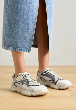 Des baskets chunky avec une tige en mesh beige et gris, des accents texturés et une semelle épaisse et rembourrée ; lacets de couleur assortie pour un maintien sécurisé.