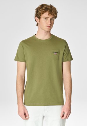 T-shirt verde oliva a maniche corte in cotone, con tasca sul petto decorata con un logo e ricamo della bandiera americana. Texture liscia, collo a giro.