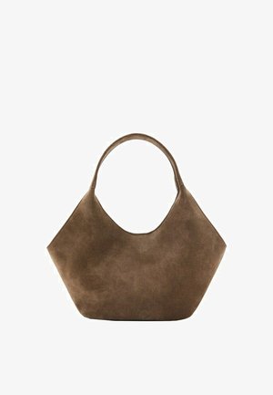 Bolso de mano de ante marrón con una forma de trapecio ancha y redondeada y un solo asa corta sobre un fondo blanco.