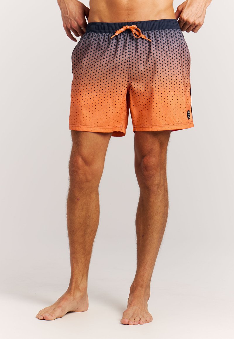 Plavky ve stylu šortek s přechodem barev z oranžové do tmavě modré, s drobnými černými trojúhelníkovými vzory a elastickým pasem s tkaničkou.