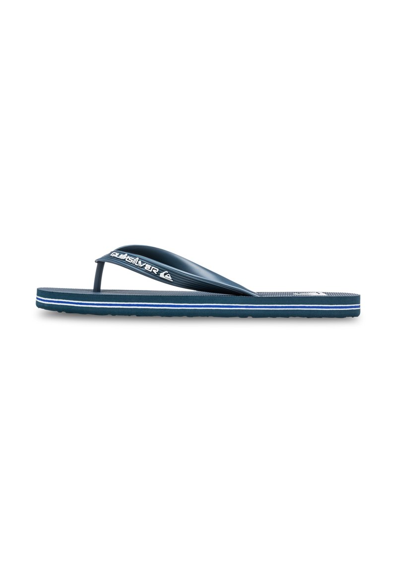 Mørkeblå flip-flop med en teksturert gummisåle, som har en tofingerstropp og hvite aksentlinjer. Merkevaren sitt logo vises på stroppen.