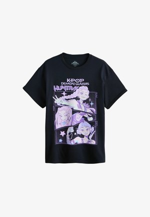 Czarny T-shirt z fioletowymi kreskówkowymi postaciami z warkoczami i dodatkami, opisany jako "KPOP Demon Hunters Huntrx" oraz z imionami Mira, Rumi, Zoey.