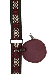 Cinghia regolabile con motivo geometrico rosso e bianco e una pochette rotonda in pelle bordeaux staccabile con zip.