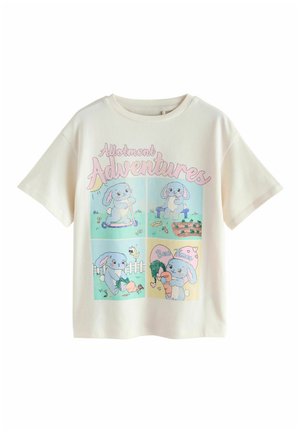 Crèmekleurig T-shirt met pastelkleurige cartoonkonijntjes die tuinieren, steppen en wortels vasthouden, met de titel "Tuinperen Avonturen" en "Beste Momenten."