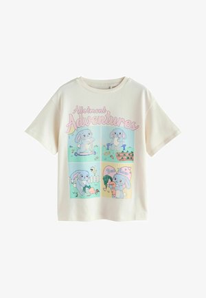Cremefarbenes T-Shirt mit pastellfarbenen Cartoon-Hasen, die im Garten arbeiten, Roller fahren und Karotten halten, mit den Titeln "Gartenabenteuer" und "Beste Zeiten".