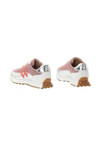 Baskets avec une tige en mesh rose, des accents argentés et une semelle intermédiaire blanche. Dotées d'une semelle en caoutchouc texturé et d'un logo distinctif au niveau du talon.