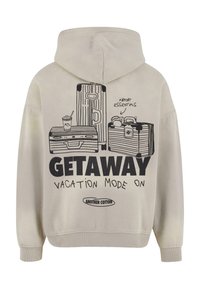 Hoodie beige chiaro con una grafica di bagagli e una bevanda, con il testo "GETAWAY VACATION MODE ON" in nero. Materiale in cotone, vestibilità comoda.
