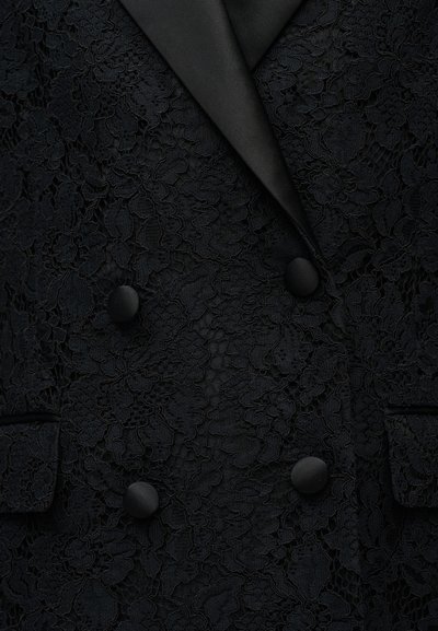 Μαύρο διπλό σακάκι με στενή γραμμή, διακοσμημένο με λουλουδάτη δαντέλα, σατέν γιακάδες με αιχμηρή γωνία και κουμπιά καλυμμένα με ύφασμα.