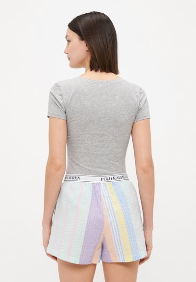 Grijs shirt met korte mouwen gecombineerd met kleurrijke, pastelgestreepte shorts van een textuurstof en een elastische tailleband met logodetails.