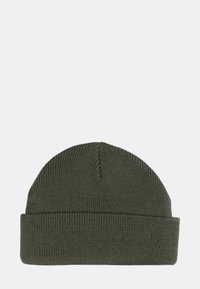 Cappello beanie di colore verde oliva in maglia, con una texture a costine e risvolto. Presenta un design senza cuciture nella parte superiore per una vestibilità aderente.