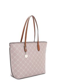 Růžová taška přes rameno s geometrickým vzorem, úchyty z hnědé kůže, stříbrné kovové doplňky a přívěsek. Obdélníkový tvar s pevnou konstrukcí.