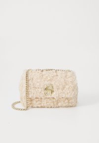 Τσάντα χρώματος κρέμα με υφή τυριού, χρυσή αλυσίδα, και χρυσά εξαρτήματα με λογότυπο. Συμπαγής ορθογώνιο σχήμα.