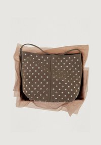 Sac à main en daim marron foncé, avec des accents d'œillets en argent disposés en motif de points, et une seule sangle d'épaule.