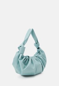 Miękka, marszczona torebka wykonana z jasnoniebieskiej tkaniny. Posiada supełkowany uchwyt i zaokrąglony kształt, z delikatnymi akcentami przeszyć.