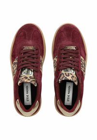 Sneakers in suede bordeaux con dettagli leopardati ai lati, tacco dorato e lacci scuri. Sole in gomma spesso e interno imbottito.