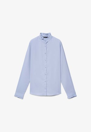 Blouse bleu clair à manches longues, avec un col à volants et une fermeture boutonnée sur le devant. Tissu lisse avec une coupe décontractée et des ourlets de manches volants.