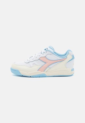 Biały sneaker z jasnoniebieską podeszwą, różowym paskiem po boku i jasnoniebieską wyściółką, pokazany z boku na jednolitym tle.